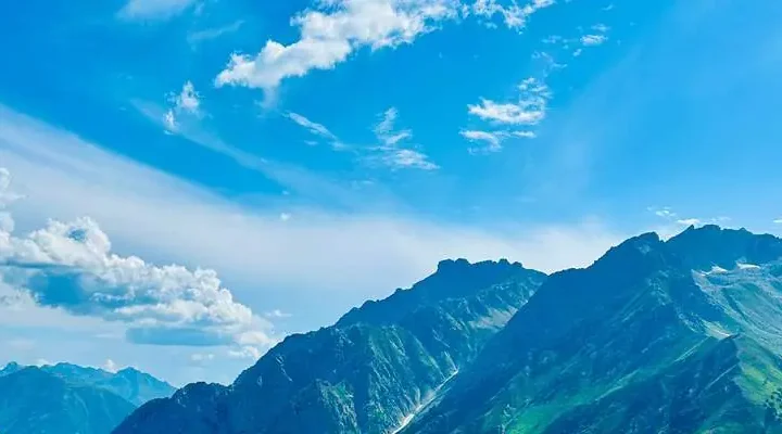 Representative scenery near Naran, Main Road